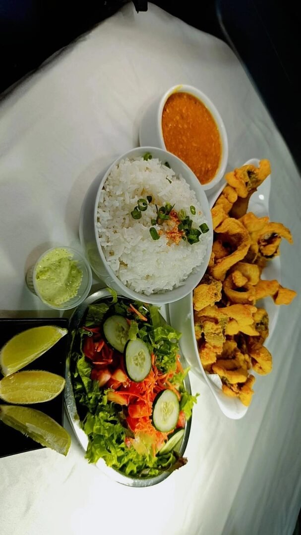 Prato com iscas, arroz e salada